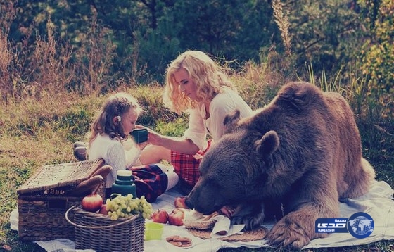 بالصور: علاقة غريبة نشأت بين أسرة ودُب روسي