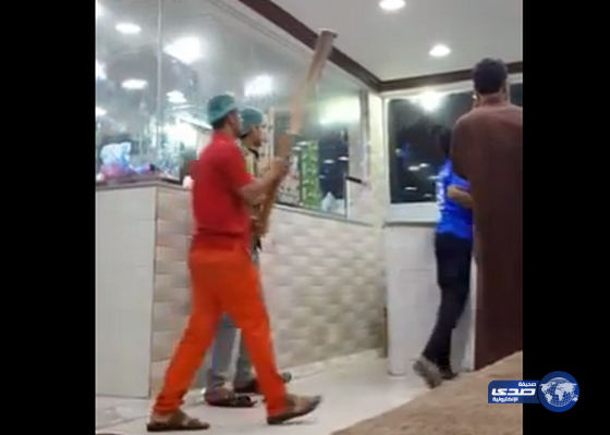 بالفيديو: شجار عنيف بين مجموعة من الشباب وعمالة وافدة بالأحساء