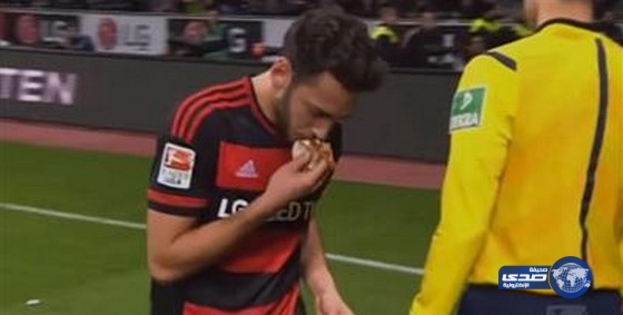 لاعب تركي مسلم &#8220;يقبّل الخبز&#8221;.. رداً على إساءة الجماهير الألمانية