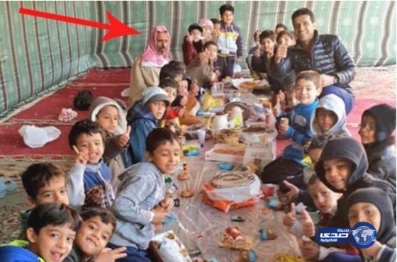 صورة لمعلم القرآن الحجي وهو يتناول الطعام مع طلابه تثير أحزان المغردين
