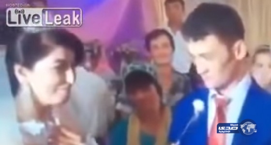 بالفيديو عريس يضرب عروسته امام المعازيم بسبب ما فعلته امامهم