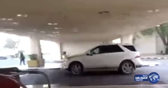 بالفيديو..مخمور يحطم سيارة فارهة في «شيراتون الدوحة»