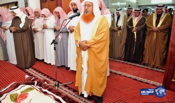 أمير منطقة الباحة يؤدي صلاة الميت على شهيد الواجب العريف علي الزهراني‎