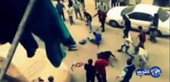 بالفيديو.. رجل يحاول ذبح زوجته بشوارع بنها