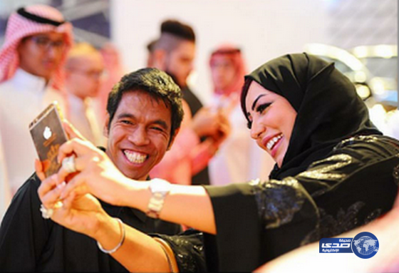 صوره لريماس منصور وهي تلتقط سيلفي مع أحد معجبينها..