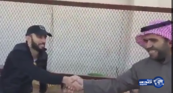 بالفيديو .. مُعلم يخاطب لاعب النصر السهلاوي (سلملي على جحفلي !! )