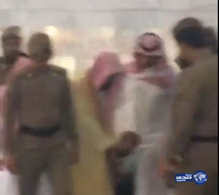 بالفيديو:  طفل يصر على مصافحة إمام الحرم المكي وسط حراسة أفراد الأمن