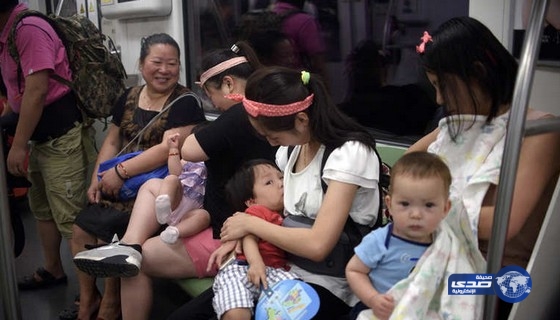 صورة لامرأة تُرضع طفلها في قطار بكين تثير عاصفة من الجدل بالصين