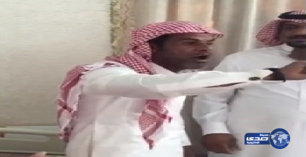 بالفيديو:ردة فعل مواطن بعد غرق شقيقاته في حفرة صرف صحي
