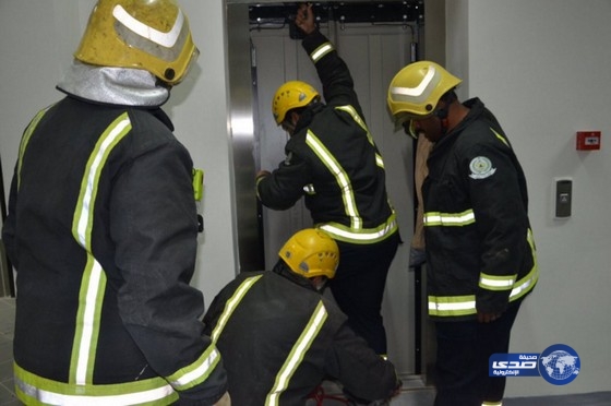 بالصور مدني سكاكا:ينقذ 5أشخاص احتجزوا داخل مصعد بنادي الجوف