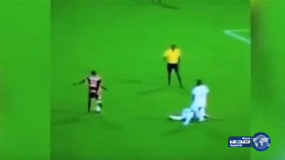 بالفيديو – أغرب استخلاص للكرة من أقدام «لا أحد»