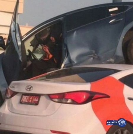 تاركه الحادث وتطقطق على الجوال..