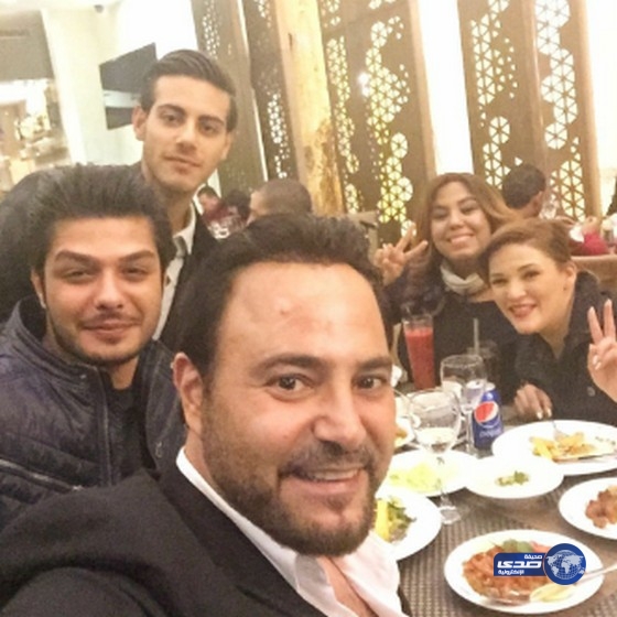 عاصي مع فريقه على العشاء..