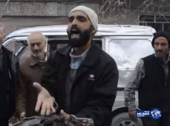 فيديو مؤثر لسوري يحمل أشلاء ويصرخ «لحم للبيع»