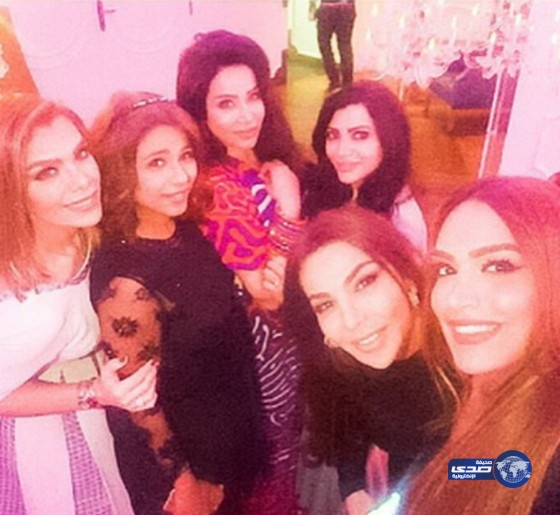 سيلفي لجين عمران مع صحباتها..