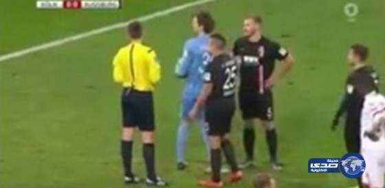 بالفيديو.. حارس مرمى يلجأ إلى حيلة غير شريفة لصد ركلة جزاء