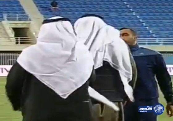 بالفيديو:الاعتداء بالضرب على حكم مباراه بالدوري الكويتي إعتراضاً على قرارته التحكيميه