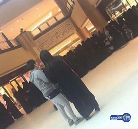 تخفيضات برادا تسبب الزحمه في سنتريا مول بالرياض ..