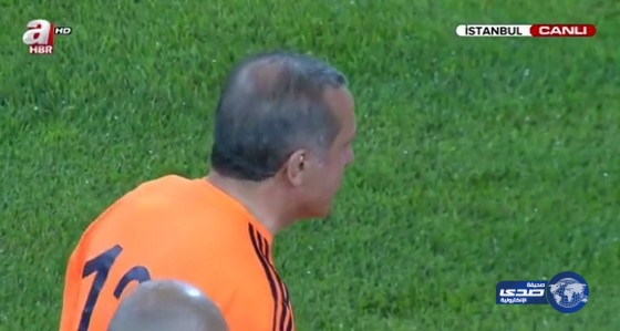 أردوغان يخوض مباراة بمناسبة افتتاح ملعب جديد