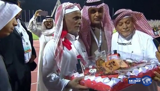 تكريم رئيس رابطة نادي الوحدة على هامش مباراة الاتحاد