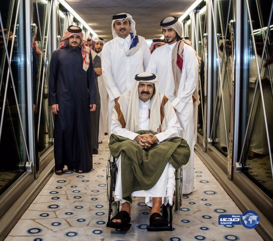 أمير قطر يقود والده على كرسي متحرك أثناء عودته من سويسرا ..