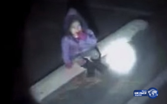 بالفيديو.. العثور على طفلة مختطفة داخل سيارة والدتها