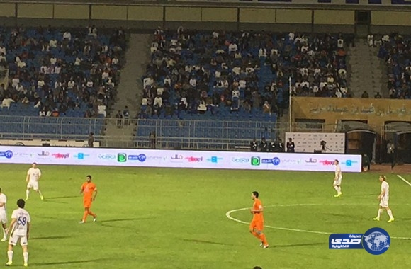 بالصور والفيديو:شعار “صدى” على جنبات ملعب ” الملز “