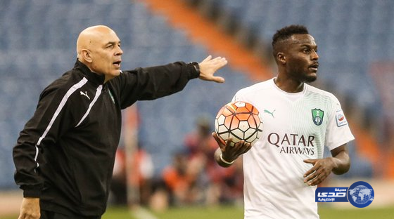 مدرب الأهلي يرفض منح لاعبيه إجازة استعداداً للهلال