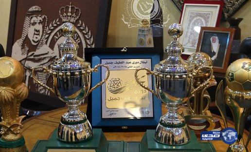 النصر يتسلم نسختين تذكاريتين من درع الدوري