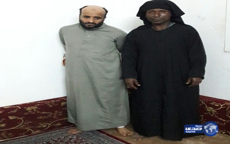 القبض على مهربين متنكرين بعباءات نسائية