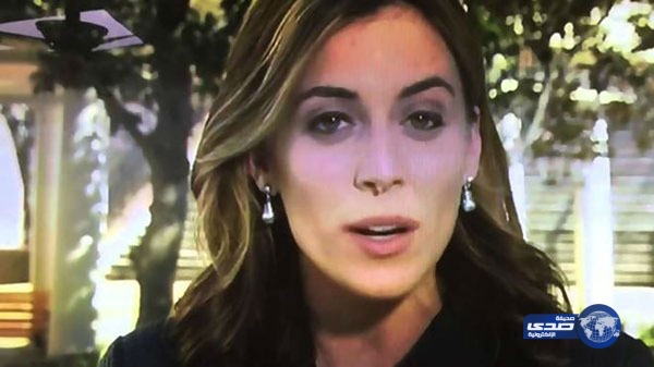 بالفيديو: مراسلة أمريكية تتعرض لموقف محرج على الهواء