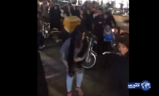 بالفيديو.. خناقة جماعية واشتباك بالأيدي بين فتيات إيرانيات بالشارع
