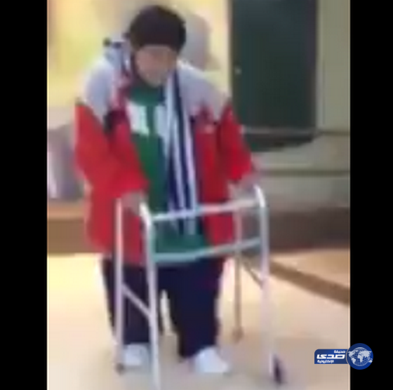 بالفيديو شاب مريض بالسمنة يمشي على قدميه لأول مرة