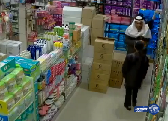بالفيديو : عائلة تتقاسم الأدوار لسرقة صيدلية بالرياض‎