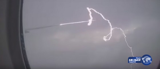بالفيديو.. البرق يصعق جناح طائرة إماراتية