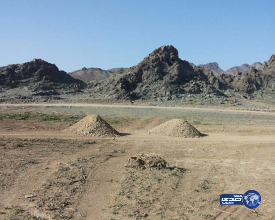 أهالي قرية الخطه يردمون  طريقهم على نفقتهم الخاصه(صور)