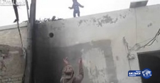 بالفيديو.. لقطات مروعة لأب يشجع ابنه على القفز من سطح منزله
