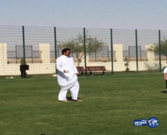 بالفيديو.. أمير قطر يشارك التلاميذ لعب الكرة في اليوم الرياضي القطري