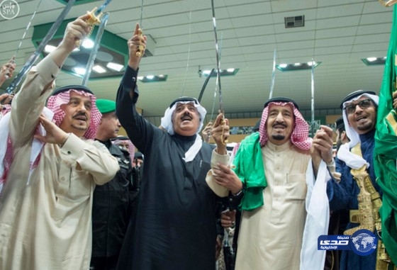 بالفيديو والصور:خادم الحرمين الشريفين  يشارك المواطنين أداء &#8220;العرضة&#8221; السعودية