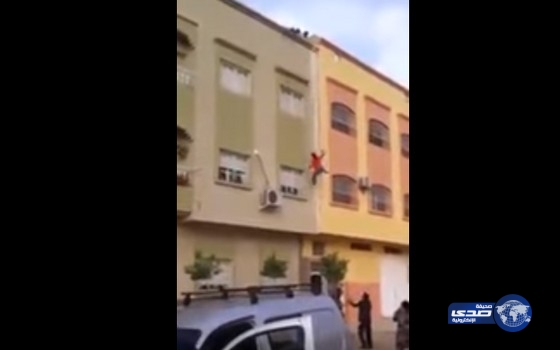 بالفيديو.. لحظة انتحار شاب من أعلى بناية في المغرب