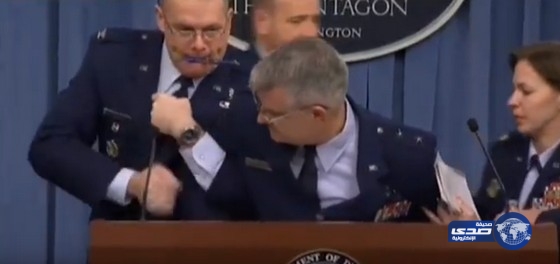 بالفيديو.. لحظة إغماء «جنرال» أمريكى خلال مؤتمر صحفى