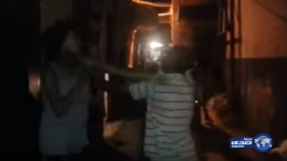 بالفيديو.. فتاة تلقن زوج أمها «علقة ساخنة»