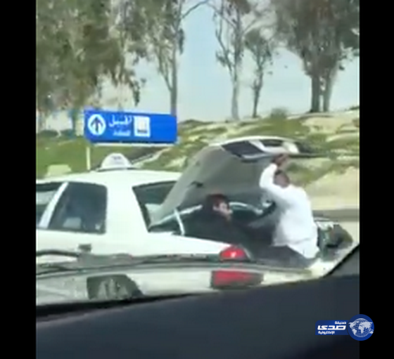 بالفيديو:سائق «أجرة» ينقل الركاب داخل شنطة السيارة بالدمام