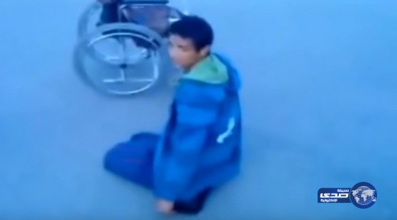 بالفيديو..متسول معاق يمشى على قدميه بعد تعرضه لهجوم