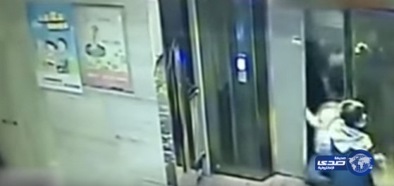 بالفيديو.. شاب مخمور يركل مصعدا فينال جزاءه فى الصين