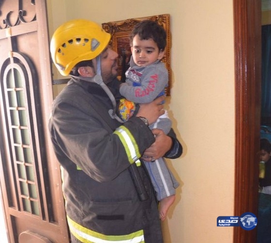 مدني سكاكا يُنقذ طفلاً احتُجز في غرفة داخل منزله