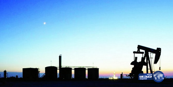 أسعار النفط تنخفض بعد صعود المخزونات الأمريكية إلى مستوى قياسي جديد