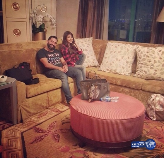 حبكت يا أسيل القعدة جنب المصور كتف بكتف!..