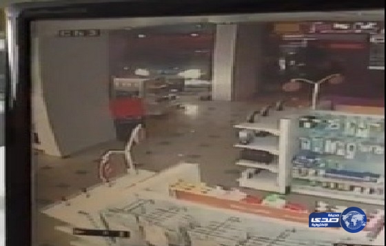 بالفيديو : لصان يسرقان صيدلية بجدة بتهشيم واجهتها بسيارتهما