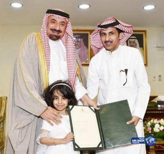 أمير نجران يكرم مواطناً تبرع بكليته لطفلة